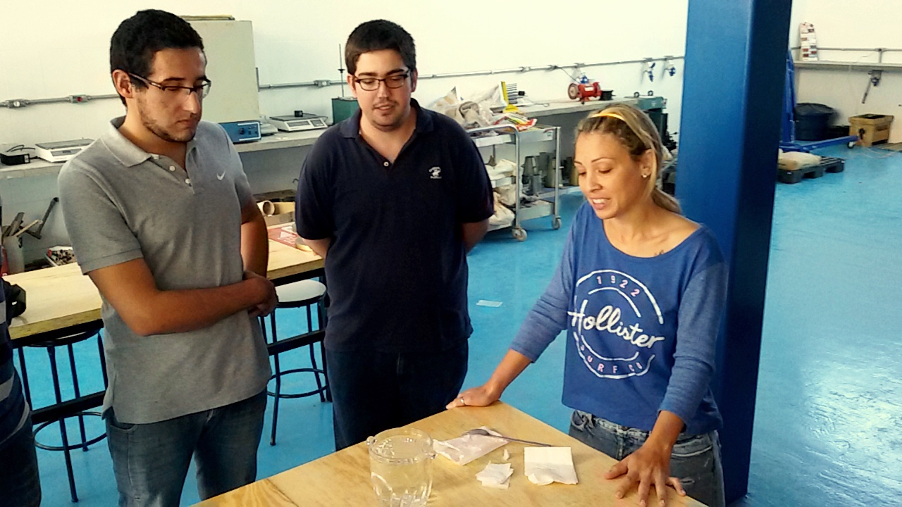 Higor, Lucas e Rosana com a experiência de bússola de baixo custo