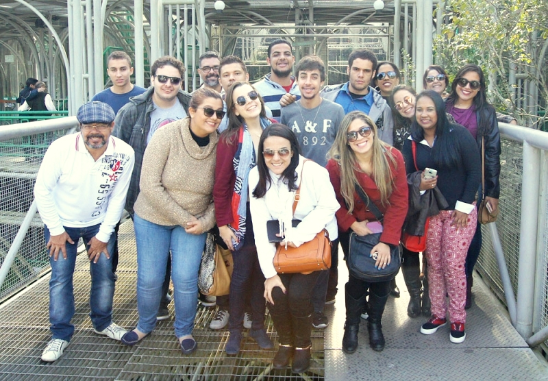 Professor Araripe e estudantes do IFSP em frente à Ópera de Arame