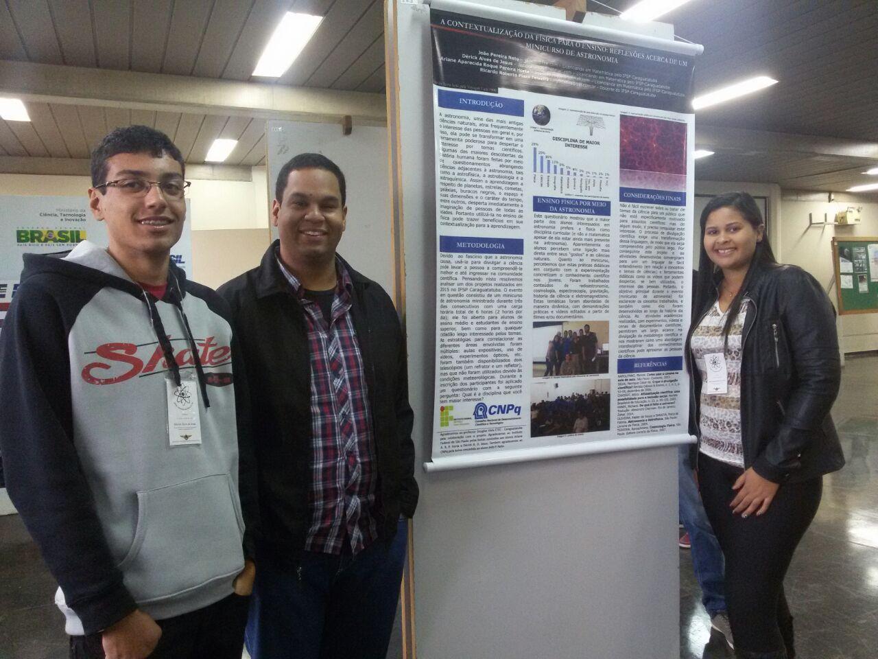 Dérick, João e Ariane ao lado de seu pôster exposto no X EFITA
