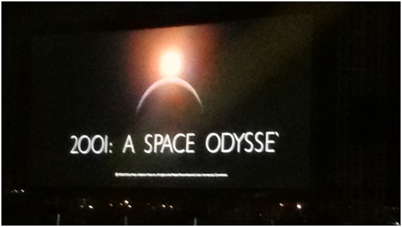 Inicio da exibição ao ar livre do filme “2001 - Uma odisseia no espaço”