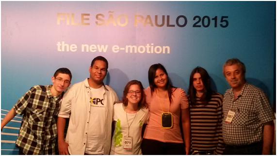 Estudantes e professor Ricardo no FILE (Festival Internacional de Linguagem Eletrônica)