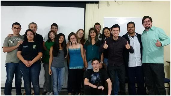 Professor Ricardo com estudantes que apresentaram o colóquio