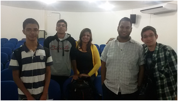 Fabiano, Derick, Maira, João e Rafael continuaram refletindo sobre os filmes, mesmo após o encerramento do cinedebate