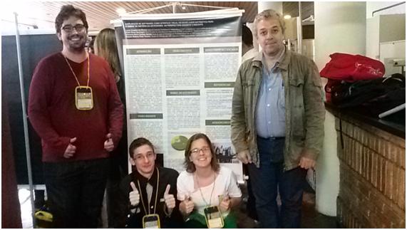 - Lucas, Rafael, Giovanna e professor Ricardo junto ao poster sobre o uso de softwares e o ensino de história da astronomia