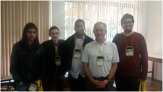 Estudantes com professor Eli Banks (que ministrou minicurso sobre História da Computação