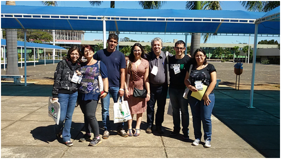 Professores Ricardo e Katia juntamente com estudantes presentes