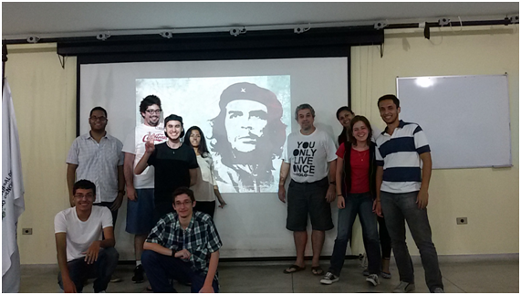 Estudantes que organizaram o Cine-Debate juntamente com o professor Ricardo