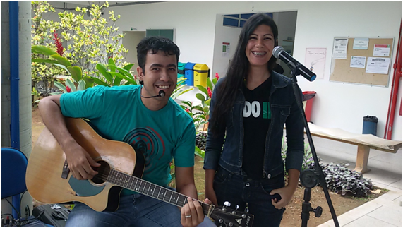 Licenciandos Wilton e Marieta na apresentação musical