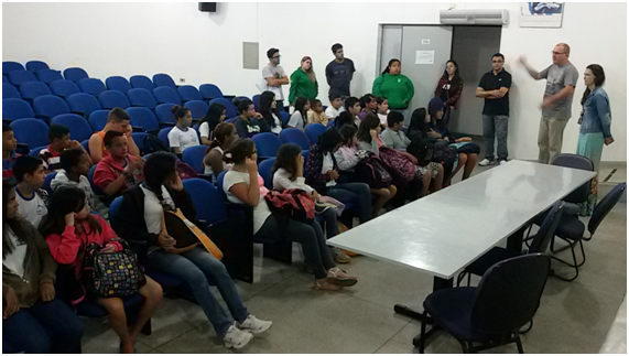 Professores Elton, Luis, Nelson e Jaqueline com os alunos no auditório do IFSP-Caraguatatuba