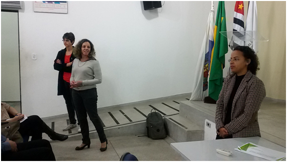 Professoras Cristina e Marta apresentam a pedagoga Michelle no início do Colóquio