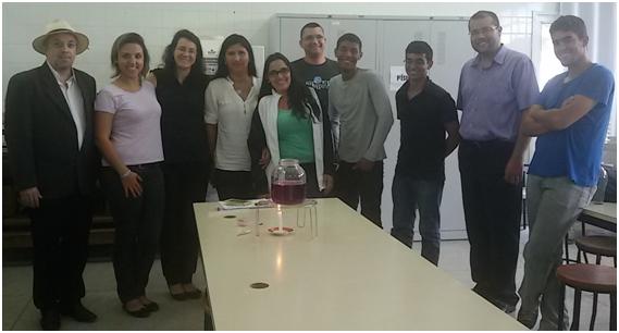 Experimento de convecção em frente a licenciandos em matemática do 6o semestre e ao professor Ricardo
