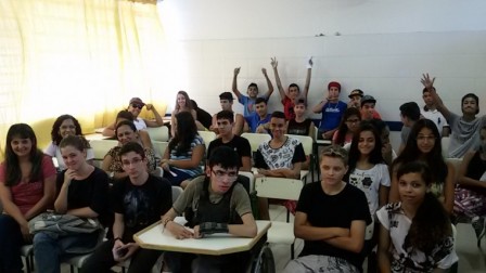 Alunos antes da exibição do filme