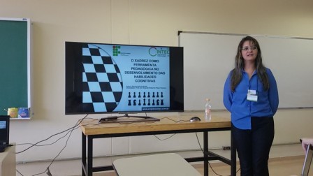 Adriana em sua apresentação 