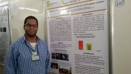 João junto a seu pôster