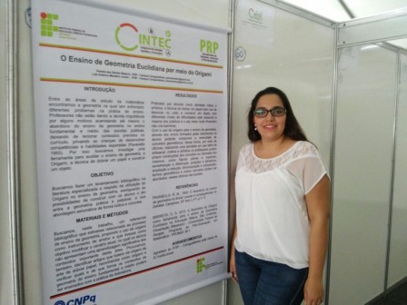 Pamela junto a seu pôster