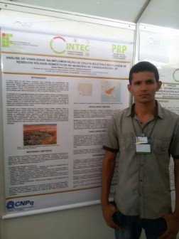 Rafael junto a seu pôster