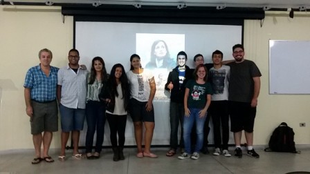Professor Ricardo junto com bolsistas que organizaram o cinedebate sobre o Holocausto