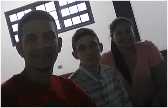 Licenciandos João Vitor, Rafael e Ariane, presentes no primeiro dia do MEDES