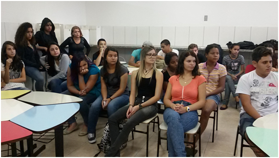 Alunos da Escola Avelino participam do debate