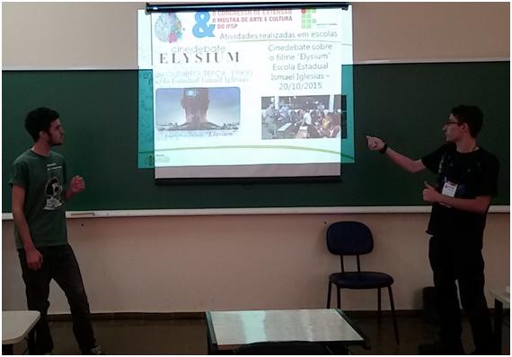 Lucas e Rafael na apresentação da comunicação oral sobre o “Cinedebate”