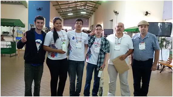 Estudantes Lucas, Ariane, Dérick e Rafael, junto com o servidor Silva e o professor Ricardo