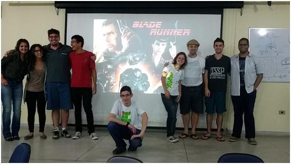 Professor Ricardo com bolsistas que organizaram o cinedebate