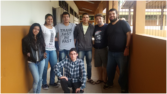 Estudantes do IFSP com professores Ricardo Plaza e Francisco Leitão na Escola Avelino