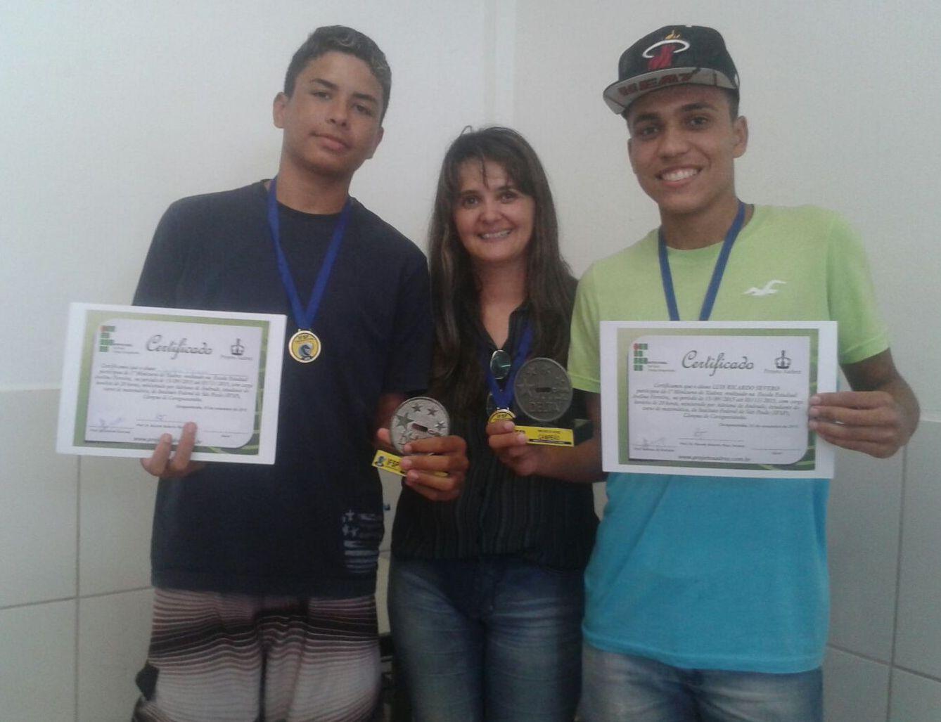 Gustavo Marques, campeão do grupo A, e Luis Ricardo Severo, campeão do grupo B, com Adriana