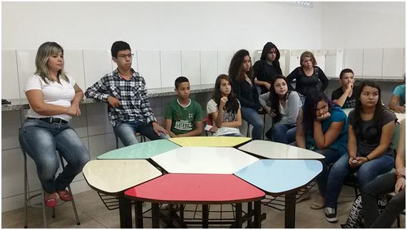 Professora Gisele com alunos da Escola Avelino