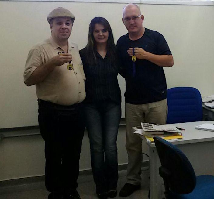 Professor Ricardo e Adriana no momento da entrega da medalha para professor Nelson Alves Pinto