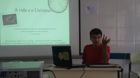 Estudante Dérick em sua apresentação