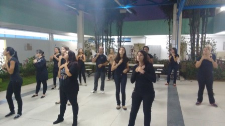 Apresentação da tradução em Libras, da música Enquanto houver sol dos Titãs