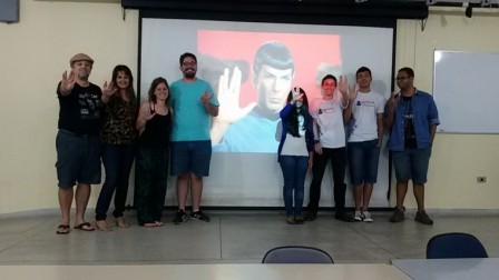 Bolsistas e professor Ricardo Plaza fazem a saudação “Vida Longa e Próspera” de Spock