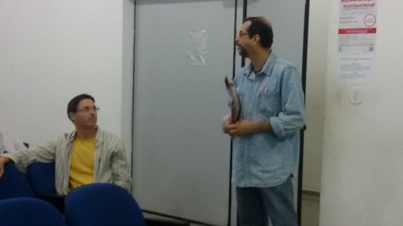 Servidor Wilson Pereira e professor Ricardo Maroni no debate após o primeiro filme