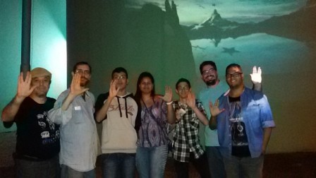 Professores Ricardo Maroni e Ricardo Plaza com estudantes antes da exibição do filme ao ar livre