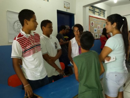 Alunos fazem explicações para Thaís que é bolsista do Pibid