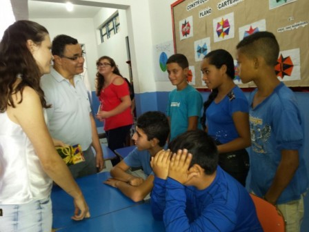 Professores Jaqueline e Luis escutam as explicações dos alunos