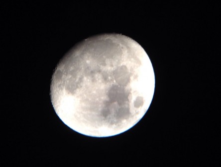 Foto da Lua (com celular) observada pelo telescópio do IFSP-Caraguatatuba