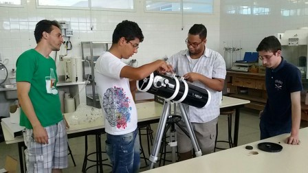 Professor Jurandi com licenciandos Dérick, João e Rafael na montagem do telescópio