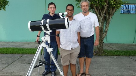 Rafael e João com professor Ricardo Plaza em frente ao telescópio