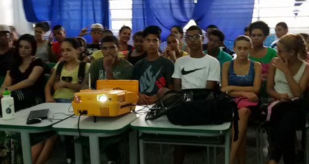 Alunos presentes à palestra sobre “A vida e o universo”