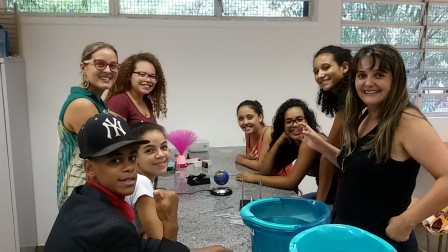 Brenda e Adriana apresentam diferentes experimentos científicos aos alunos