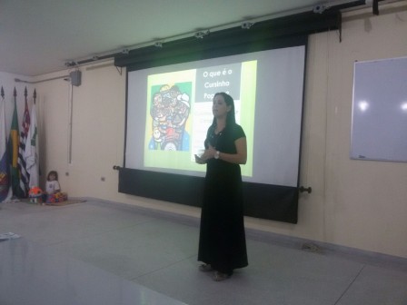Professora Natália durante a apresentação de seu colóquio
