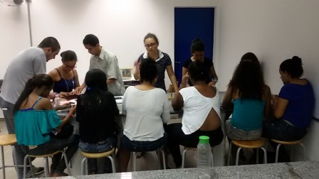 Josiene apresenta diferentes jogos matemáticos aos alunos