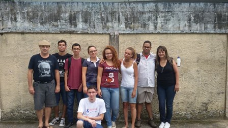 Professor Ricardo com bolsistas do IFSP presentes na Escola Benedita