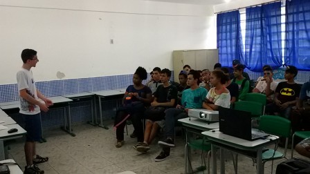 Rafael apresenta sua palestra sobre astronomia