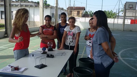 Aline Oliveira apresenta experimentos de física