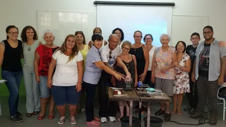 Alunos da Universidade Aberta e bolsistas do IFSP juntamente com a professora Divina