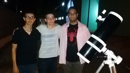 André, Rafael e João junto ao telescópio do IFSP-Caraguatatuba após o final da primeira aula