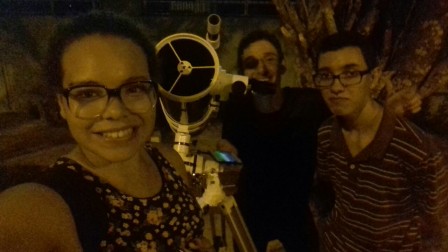 Bolsistas Brenda, Rafael e André junto ao telescópio do IFSP
